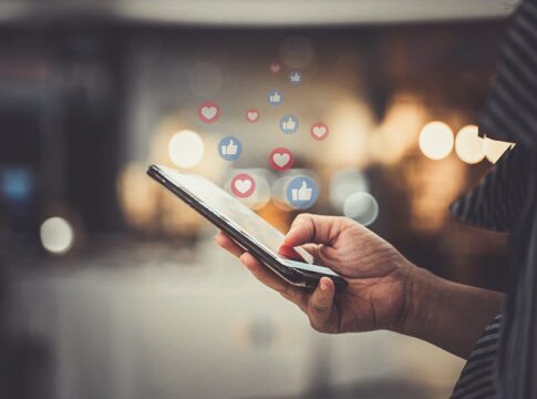 Social media: Τι αλλάζει για τους κάτω των 15 στην Ελλάδα από 1η Ιανουαρίου, πώς θα ελέγχεται η ηλικία