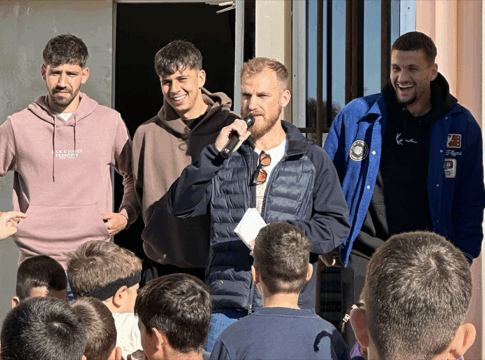 Μοίρασαν προσκλήσεις στα σχολεία της πόλης οι παίκτες της Αναγέννησης (ΦΩΤΟ)