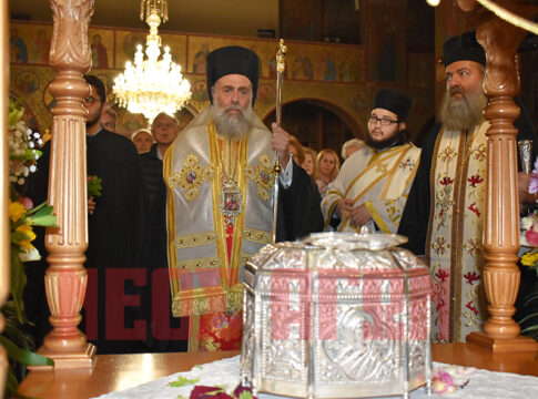 Με λαμπρότητα και κατάνυξη υποδέχθηκε η Καρδίτσα  την Τιμία Κάρα του Αγίου Παντελεήμονος του Ιαματικού (ΦΩΤΟ & ΒΙΝΤΕΟ)