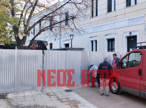 Άρχισε το στήσιμο του εργοταξίου για την ανάπλαση της πλατείας Δικαστηρίων (ΦΩΤΟ & ΒΙΝΤΕΟ)