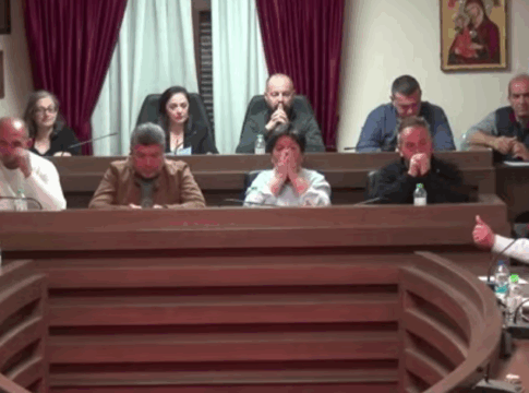 Δημοτικό Συμβούλιο Μουζακίου: Οργισμένο «όχι» στο λουκέτο του καταστήματος των ΕΛΤΑ στο Αγναντερό