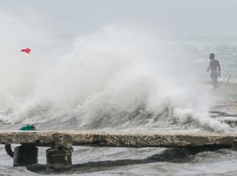 Ο τυφώνας Μελίσσα έφτασε στην Κούβα με ανέμους ταχύτητας 195 χλμ/ώρα