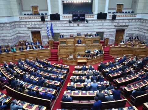 Στη Βουλή ο νέος προϋπολογισμός: Πρόβλεψη για ανάπτυξη 2,4% και μέτρα στήριξης 1,76 δισ.