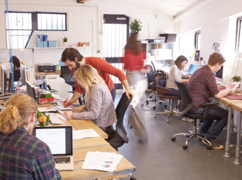 Πολυετές Πρόγραμμα 2026-2029: 148.500 νέες προσλήψεις στο Δημόσιο - Τι προβλέπει για μισθούς, συντάξεις και τιμές ως το 2029