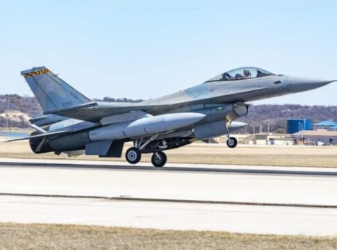 Χαμηλή διέλευση ενός F 16 πάνω από τον ουρανό της Καρδίτσας