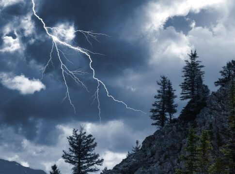 Διαδοχικές κακοκαιρίες πλήττουν με καταιγίδες τα δυτικά – Πορτοκαλί προειδοποίηση για τα έντονα φαινόμενα