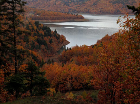 «Λίμνη Πλαστήρα, η σαρωτική ομορφιά του τόπου με τα χίλια χρώματα»