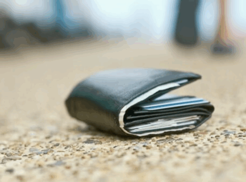 Βρήκε πορτοφόλι με χρήματα στο κέντρο της Καρδίτσας και το παρέδωσε - αξιέπαινη πράξη