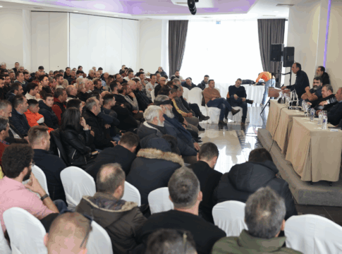 Χριστούγεννα με τα τρακτέρ στους δρόμους - Από την Τρίτη θα διευκολύνουν τη διέλευση των ταξιδιωτών και καλούν την αστυνομία να μην κλείσει τους δρόμους