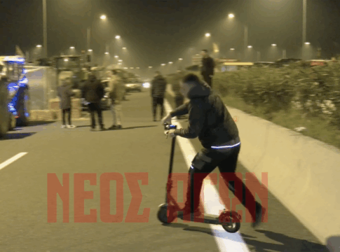 Οι νέοι του μπλόκου, με τα προβλήματα, τις αγωνίες και τα... πατίνια τους