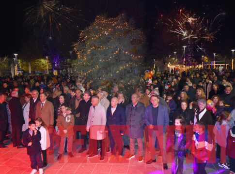 Ο Παλαμάς... φόρεσε τα γιορτινά του με τη φωταγώγηση του δέντρου (ΦΩΤΟ & ΒΙΝΤΕΟ)