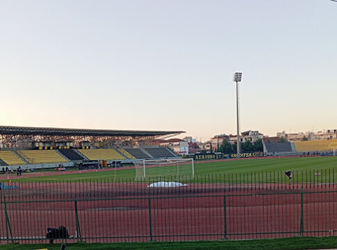 Στα... κιτρινόμαυρα πλέον το Δημοτικό Στάδιο της πόλης μας