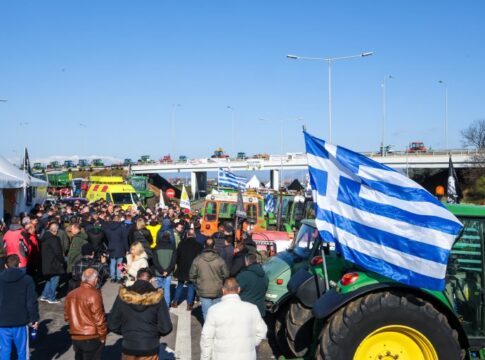 Τη Δευτέρα «κόβουν» την Ελλάδα στα δύο οι αγρότες – 14 μπλόκα και 4 αγροτικοί σύλλογοι λένε «ναι» σε διάλογο με την κυβέρνηση