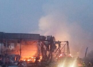 Τρίκαλα: Μεγάλη φωτιά στο εργοστάσιο «Βιολάντα» – Αγνοούνται πέντε γυναίκες, στο νοσοκομείο 8 εργαζόμενοι