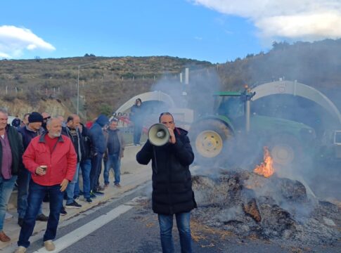 Ζητούν 25 εκπροσώπους μπλόκων αντί 20 στο ραντεβού με Μητσοτάκη οι αγροτοσυνδικαλιστές, στον «αέρα» η συνάντηση