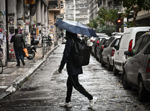 Επικαιροποιήθηκε το έκτακτο δελτίο καιρού από την ΕΜΥ: Βροχές και θυελλλώδεις άνεμοι για σήμερα – Χαλαζοπτώσεις την Τρίτη