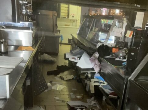 Βόλος: Διέρρηξαν κατάστημα εστίασης στην Ιάσονος, σπάσανε την βιτρίνα