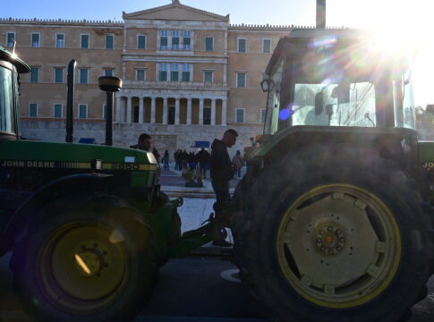 Διανυκτέρευσαν στο Σύνταγμα οι αγρότες, νέα κινητοποίηση πριν επιστρέψουν σήμερα στα χωριά (ΦΩΤΟ)