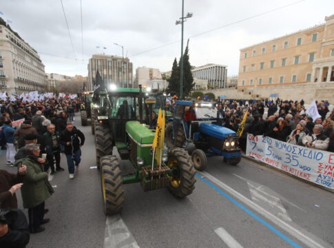 Στο Σύνταγμα τα τρακτέρ, στην Αθήνα χτυπά η καρδιά της αγροτιάς (ΦΩΤΟ)