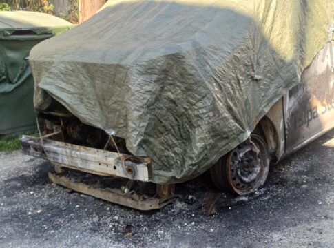 Εμπρηστική επίθεση σε βάρος Λαρισαίας επιχειρηματία - Από τη σπασμένη τζαμαρία… στο καμένο αυτοκίνητο (ΦΩΤΟ)