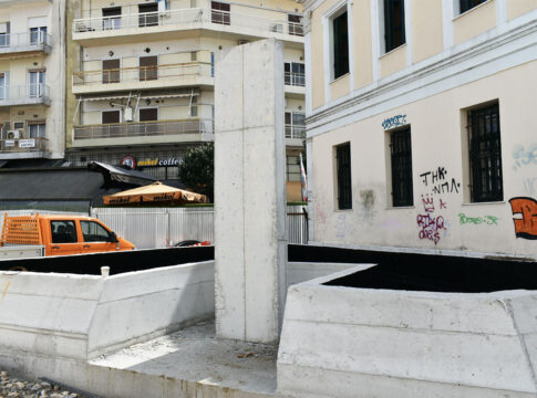 Τοποθετείται η βάση για τη στήλη του μνημείου στην πλατεία Δικαστηρίων