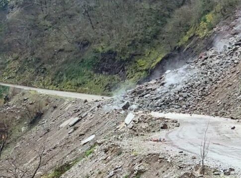 Κατολίσθηση στη Σκάλα έκλεισε τον κεντρικό δρόμο προς το Ανθηρό
