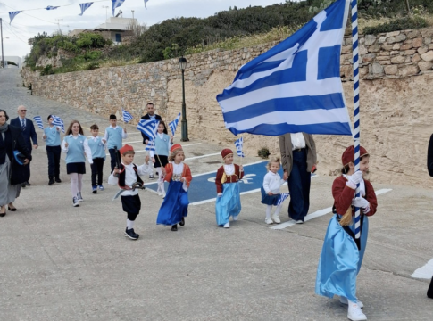 Mαθητές από την Καρδίτσα έκαναν παρέλαση με τη μοναδική μαθήτρια στην Ηρακλειά Κυκλάδων