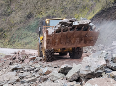 Άρχισε η διάνοιξη του δρόμου στη «Σκάλα» Ανθηρού μετά την μεγάλη κατολίσθηση (ΦΩΤΟ & ΒΙΝΤΕΟ)