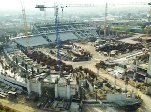 4 χρόνια για ένα γήπεδο 40.000 στην Αθήνα, 30 (;) χρόνια για μία εξέδρα στην επαρχία!