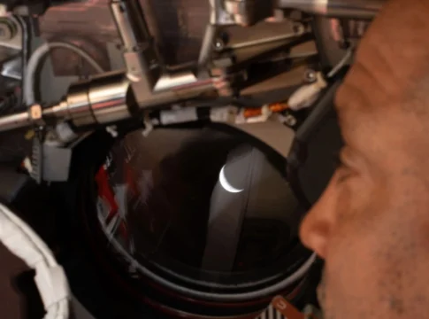 Artemis II: Η ολική έκλειψη Ηλίου πίσω από τη Σελήνη και η επανασύνδεση του Orion με τη Γη μετά από 40 λεπτά «σιωπής»