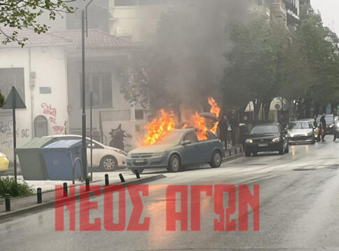 Στις φλόγες τυλίχθηκε ΙΧ στο κέντρο της Καρδίτσας (ΦΩΤΟ & ΒΙΝΤΕΟ)