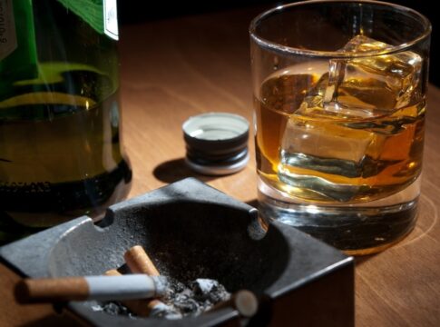 «Μεγάλος αδελφός» για τσιγάρα και ποτά: Τι αλλάζει από 16 Απριλίου