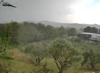 Η στιγμή που χτυπά μπουρίνι και χαλάζι ανάμεσα σε Πλάτανο και Ρίζωμα στα Τρίκαλα (video)