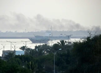 Κλιμακώνεται η απειλή για την εμπορική ναυτιλία: Δύο νέα πλήγματα σε δεξαμενόπλοια κοντά στα Στενά του Ορμούζ