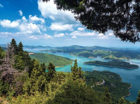Περιορισμένη η ζήτηση στα καταλύματα της Λίμνης Πλαστήρα για το τριήμερο του Αγίου Πνεύματος