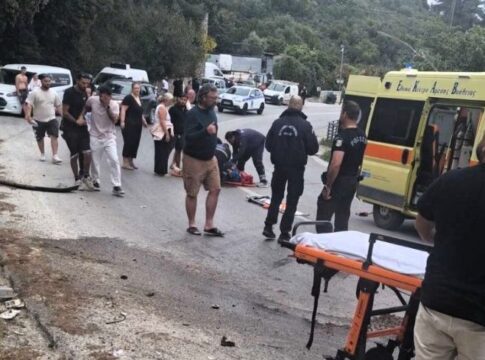 Σοβαρό τροχαίο στην Σκιάθο: Αυτοκίνητο κατέληξε στην είσοδο ξενοδοχείου