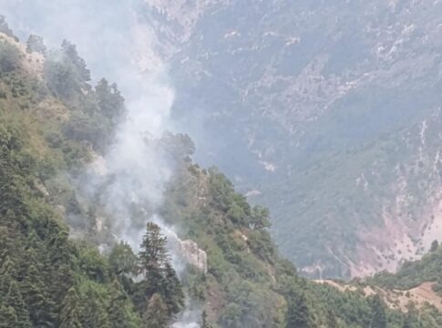 Κινητοποίηση για πυρκαγιά σε δύσβατο σημείο στα Κουμπουριανά