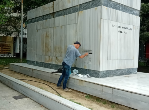 Μικροσυντηρήσεις στο βάθρο του έφιππου ανδριάντα του Γ. Καραϊσκάκη