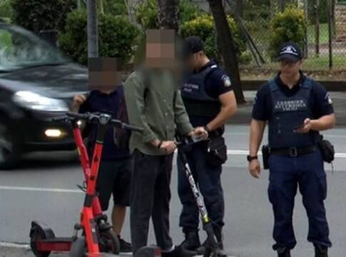Με τη χρήση βίας έκλεψαν ηλεκτρικό πατίνι από ανήλικο στη Λάρισα και συνελήφθησαν