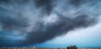 Κάτω από πέπλο τοξικού νέφους η Θεσσαλονίκη λόγω της φωτιάς στο Ωραιόκαστρο