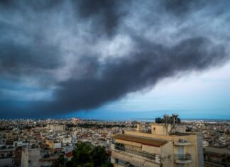 Κάτω από πέπλο τοξικού νέφους η Θεσσαλονίκη λόγω της φωτιάς στο Ωραιόκαστρο