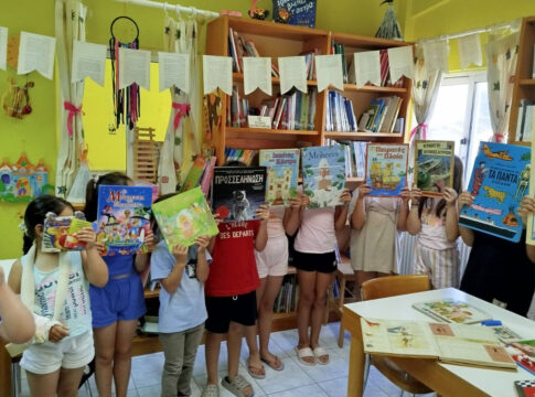 «Μέσα από παράξενα βιβλία…. γεννήθηκαν ποιήματα, γεμάτα συναισθήματα και αμέτρητα γιατί»