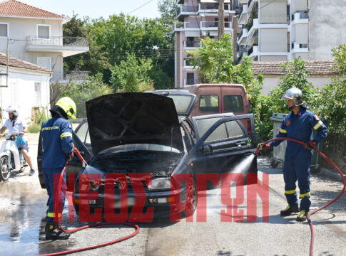 Στις φλόγες τυλίχθηκε αυτοκίνητο στο κέντρο της Καρδίτσας (ΦΩΤΟ & ΒΙΝΤΕΟ)