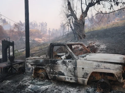 3.500 καμένα στρέμματα, καταστροφές σε σπίτια και αυτοκίνητα από τη φωτιά στη Σίβηρη