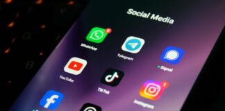 Γαλλία: “Φρένο” στην απαγόρευση των social media για τους κάτω των 15