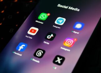 Γαλλία: “Φρένο” στην απαγόρευση των social media για τους κάτω των 15
