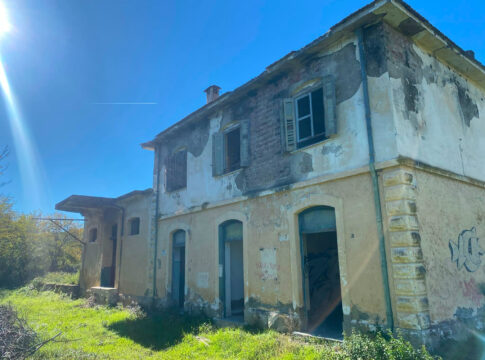 Αναμνηστική στήλη για τους πεσόντες αντιστασιακούς στη μάχη του Σιδηροδρομικού Σταθμού Φαναρίου το '44