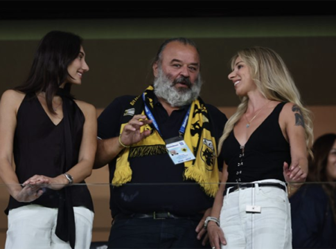 Στο γήπεδο της ΑΕΚ καλεσμένη του Μάριου Ηλιόπουλου η Αντιγόνη Ντρισμπιώτη