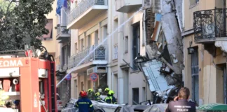 Ισχυρή έκρηξη σε κτήριο στην Πλάκα, τραυματίστηκε περαστικός, απεγκλωβίστηκαν δύο γυναίκες