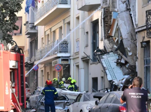 Ισχυρή έκρηξη σε κτήριο στην Πλάκα, τραυματίστηκε περαστικός, απεγκλωβίστηκαν δύο γυναίκες